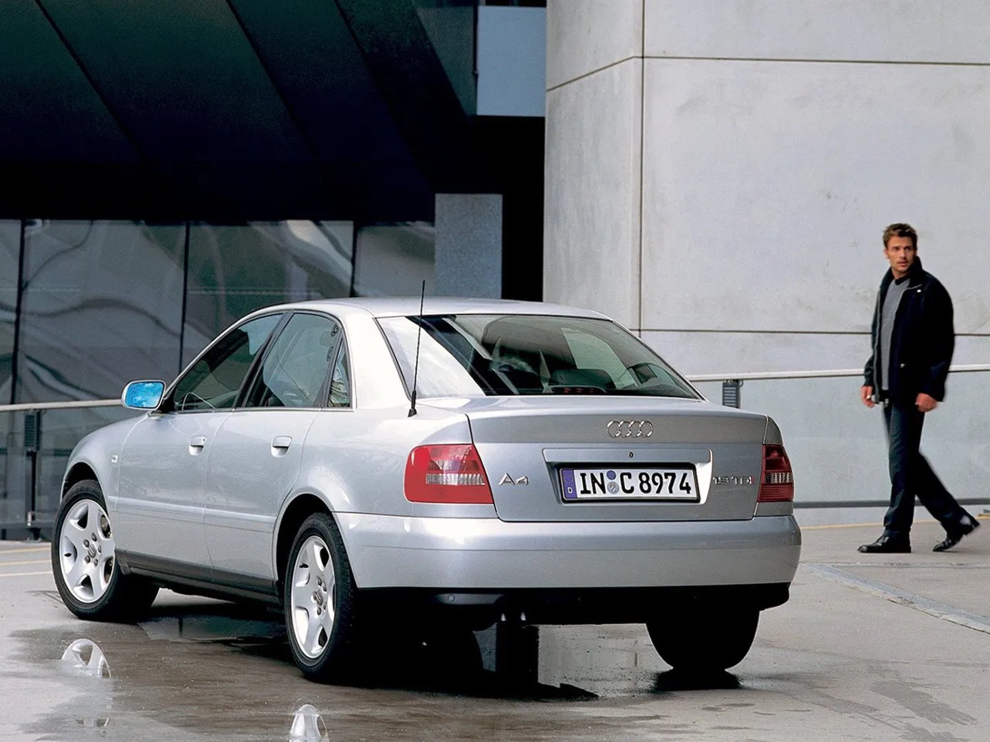Audi_A4_1_generation__Sedan__3.jpg