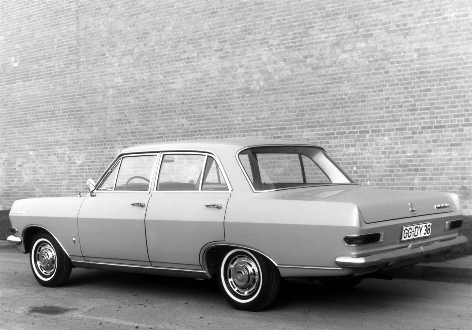 Opel_Rekord_1_generation__Sedan__1.jpg