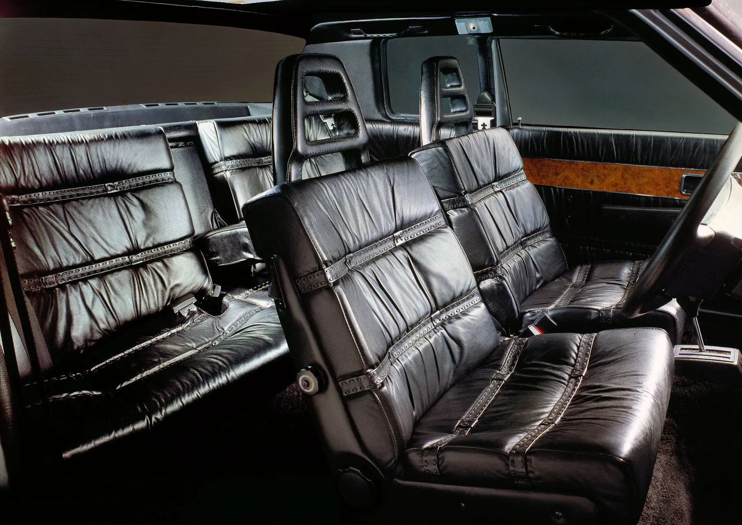 Volvo_260_Series_1_generation__Sedan_2-doors__12.jpg