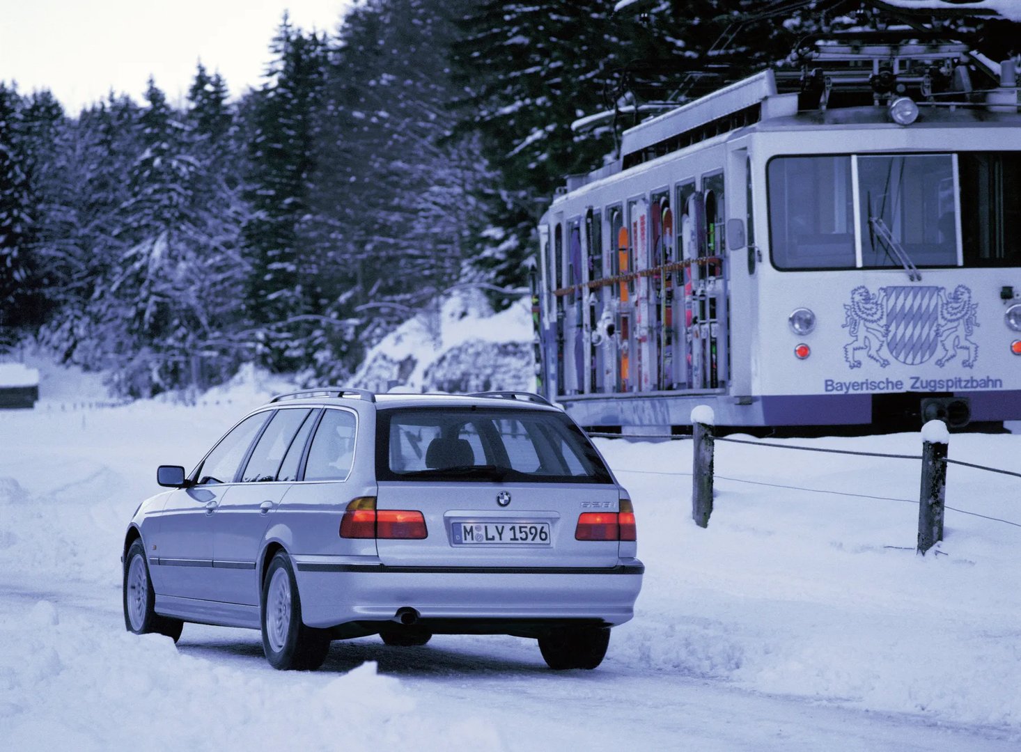 BMW_5_series_4_generation__Estate_5-door__9.jpg