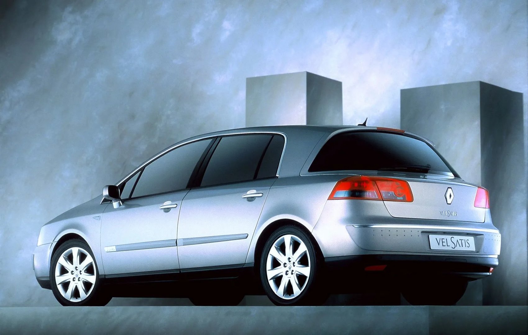 Renault_Vel_Satis_1_generation__Hatchback_5-door__5.jpg