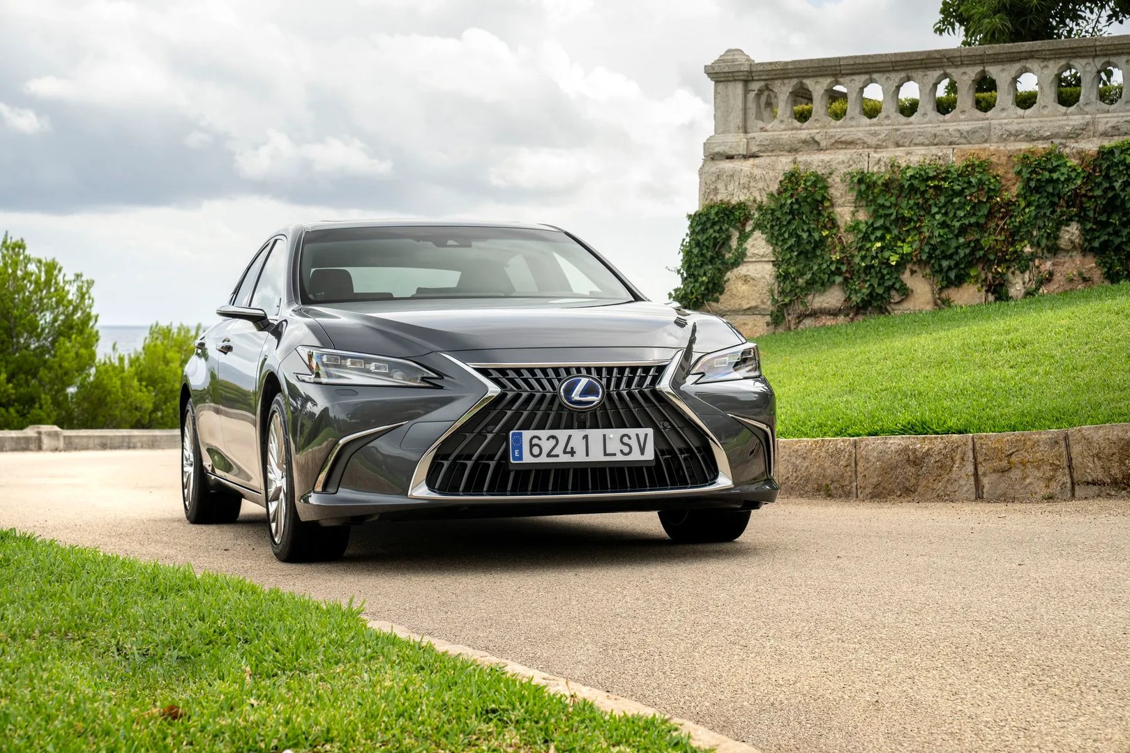 Lexus_ES_7_generation_restyling_1__Sedan__11.jpg