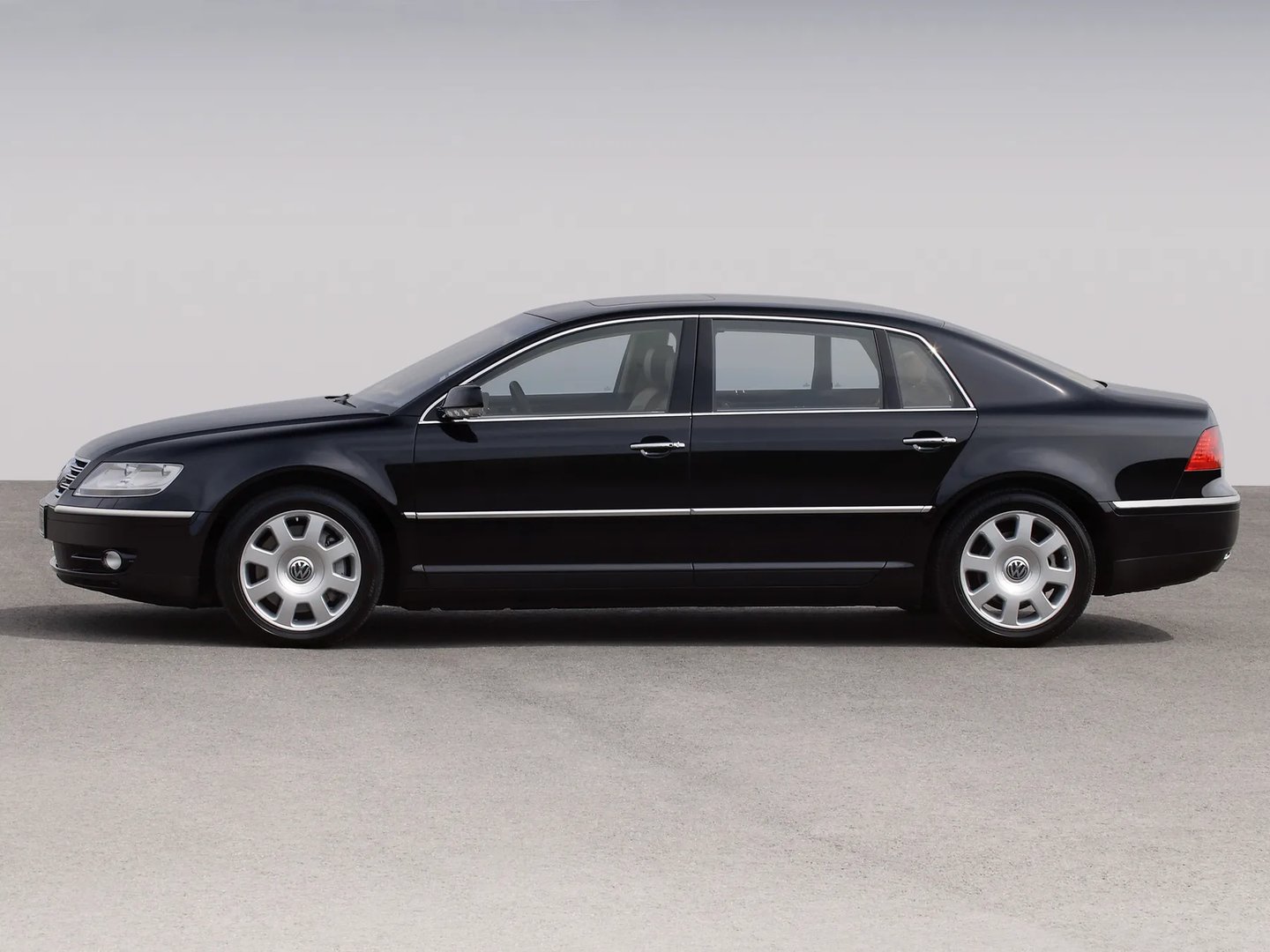 Volkswagen_Phaeton_1_generation__Sedan_Long__5.jpg