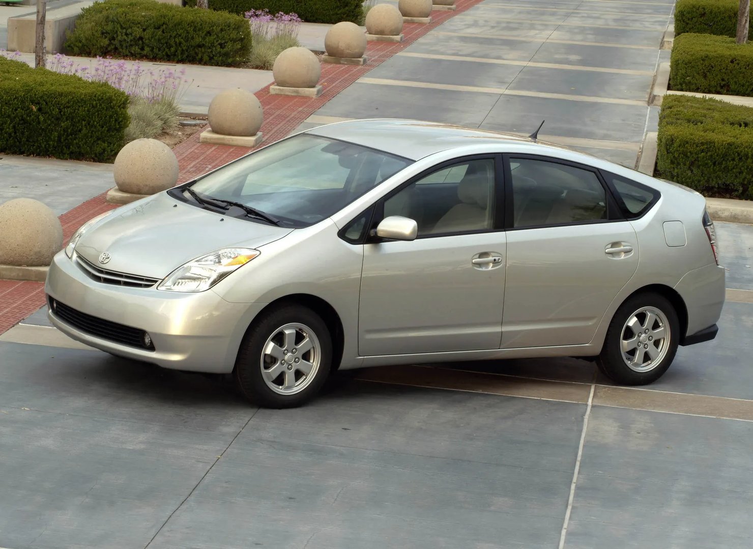 Toyota_Prius_2_generation__Liftback__13.jpg
