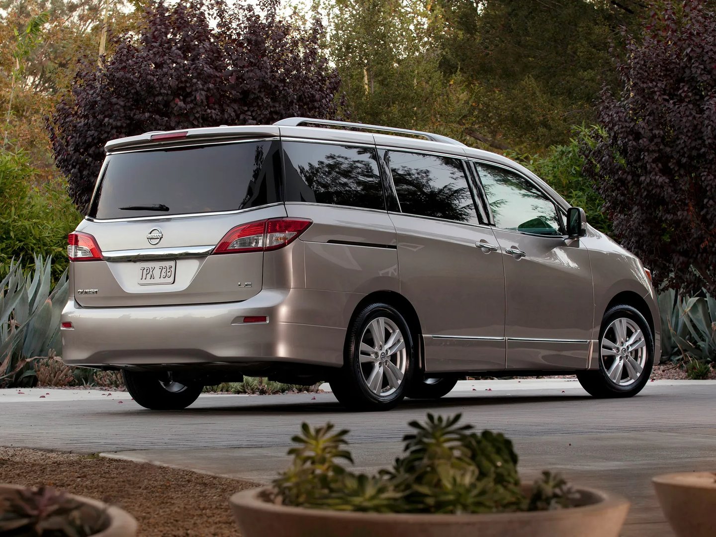 Nissan_Quest_4_generation__Minivan__2.jpg