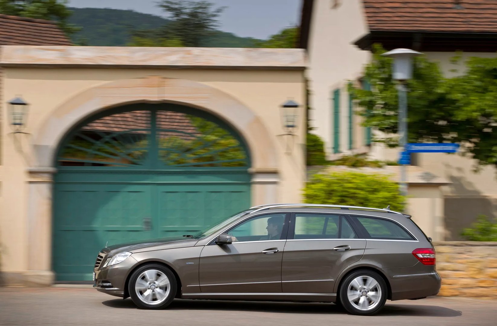Mercedes_E-Class_4_generation__Estate_5-door__5.jpg