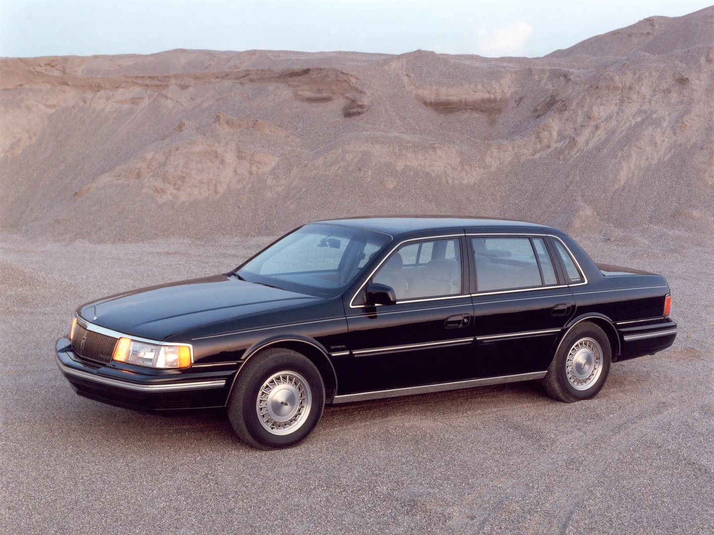 Lincoln_Continental_8_generation__Sedan__1.jpg