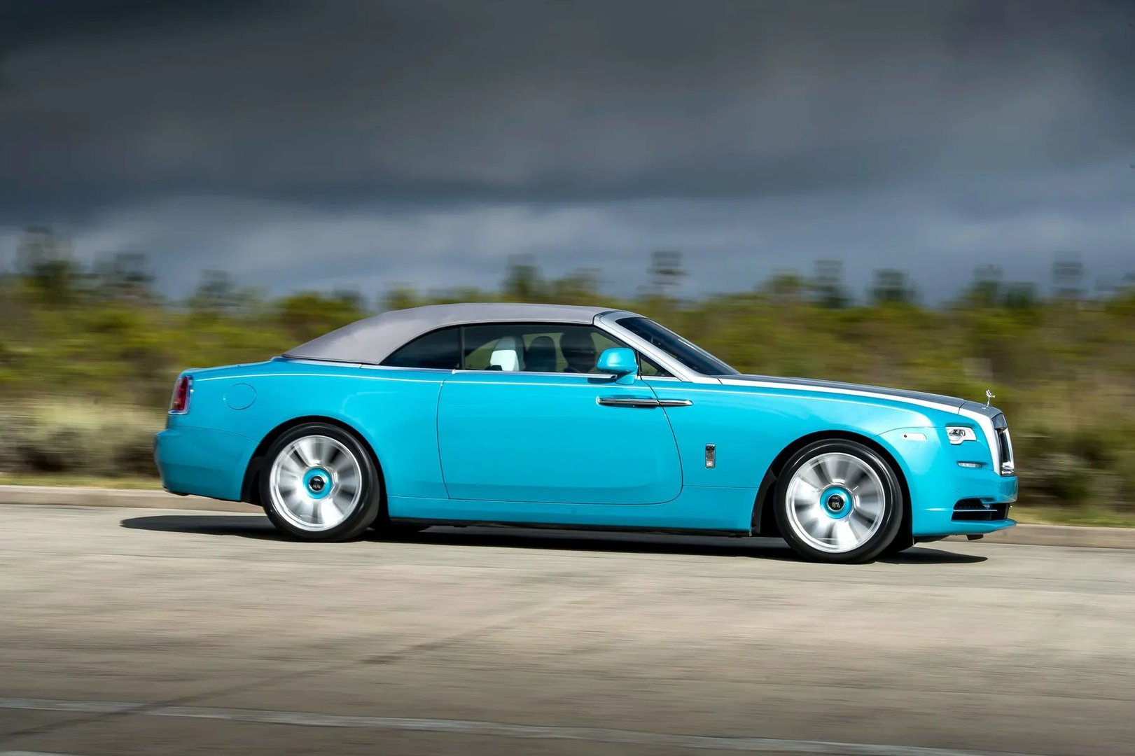 Rolls-Royce_Dawn_1_generation__Cabrio__4.jpg