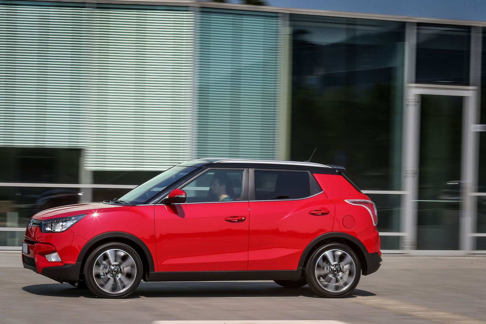 ssangyong_Tivoli_1_generation__SUV_5-doors__23.jpg
