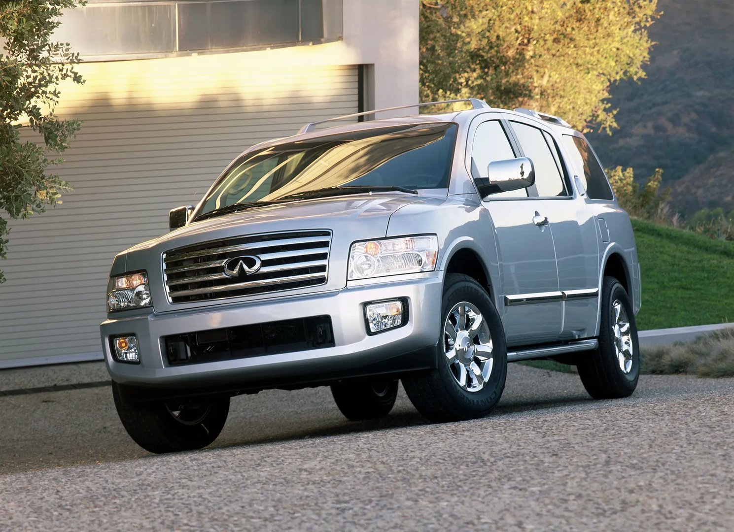 Infiniti_QX56_1_generation__SUV_5-doors__7.jpg