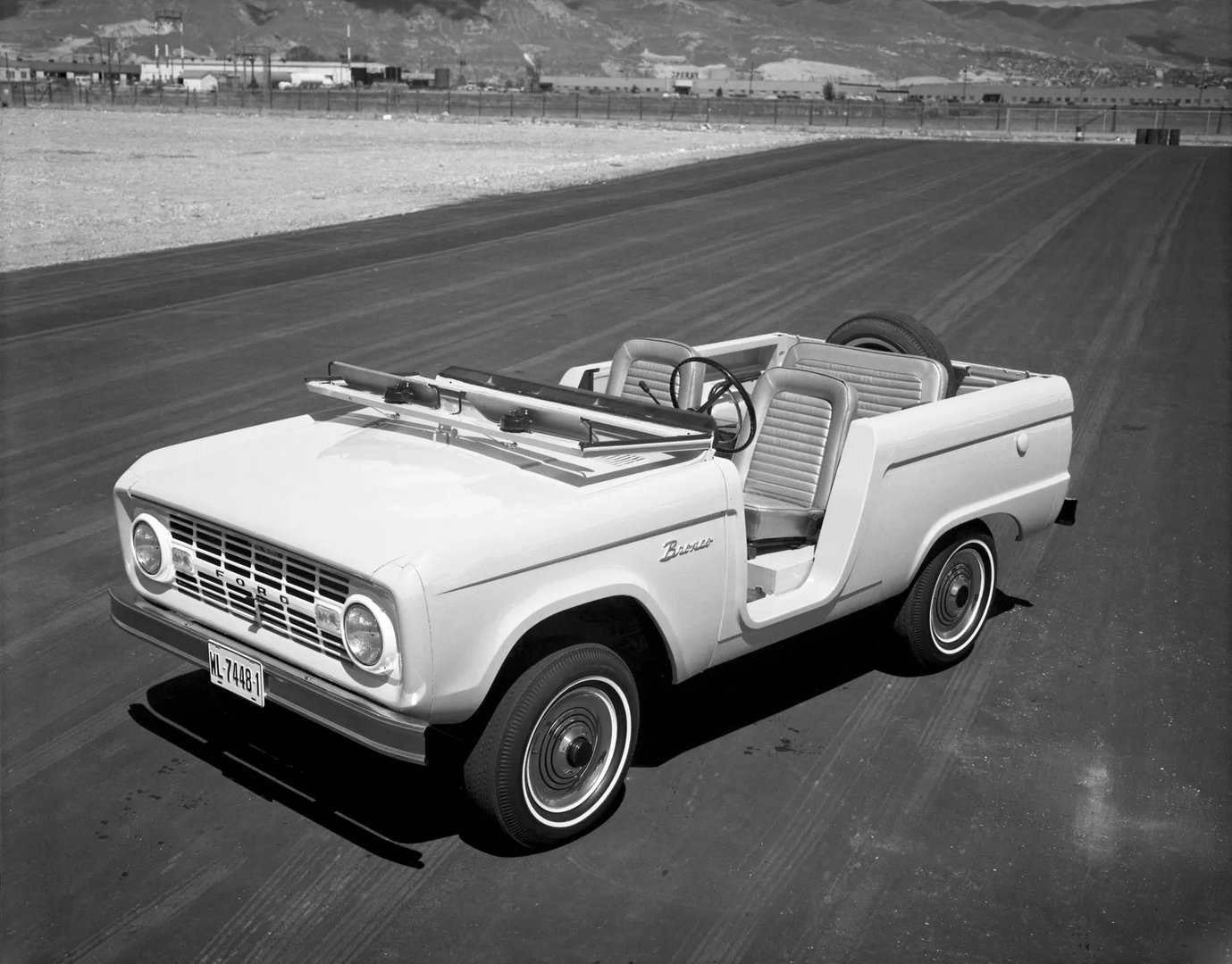 Ford_Bronco_1_generation__Roadster__4.jpg