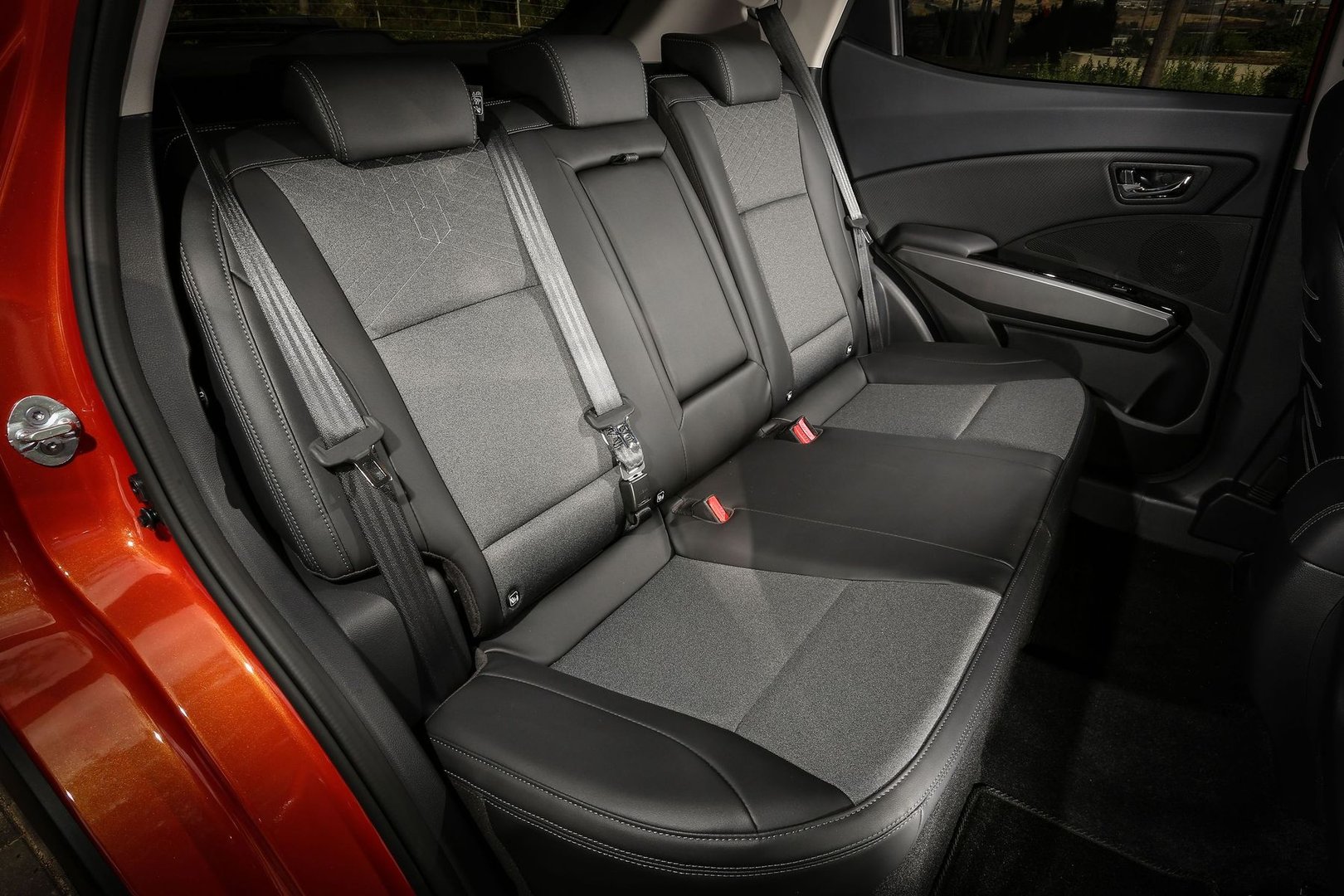 ssangyong_Tivoli_1_generation_restyling__SUV_5-doors__34.jpg