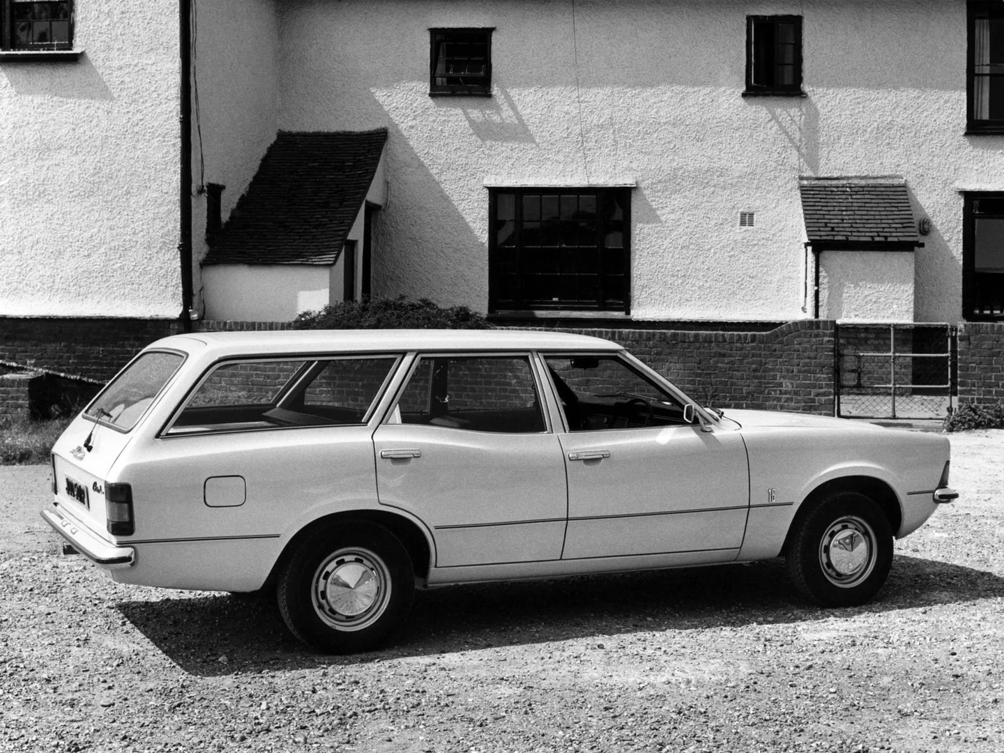 Ford_Cortina_3_generation__Estate_5-door__2.jpg