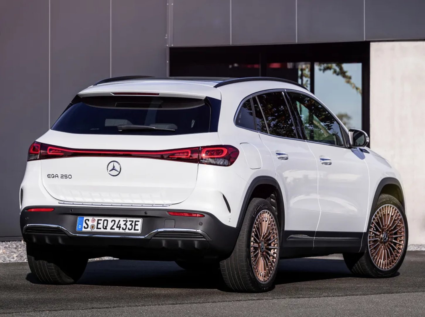Mercedes_EQA_1_generation__SUV_5-doors__12.jpg