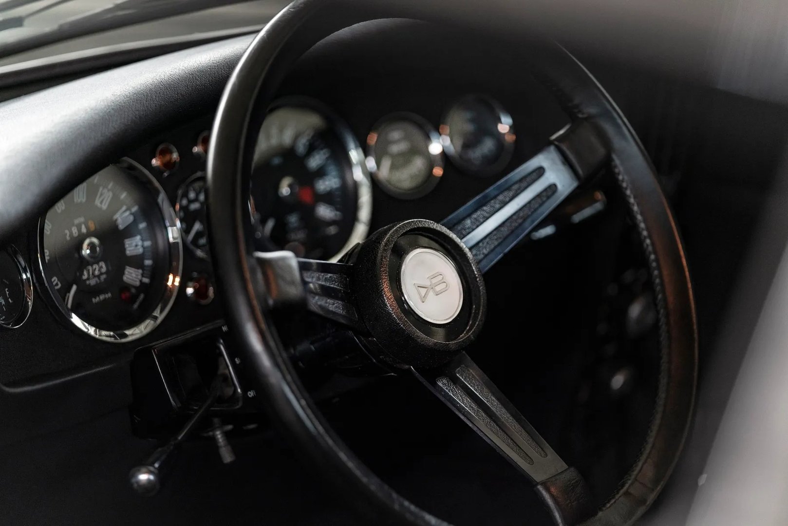 Aston Martin_DBS_1_generation__Coupe__10.jpg