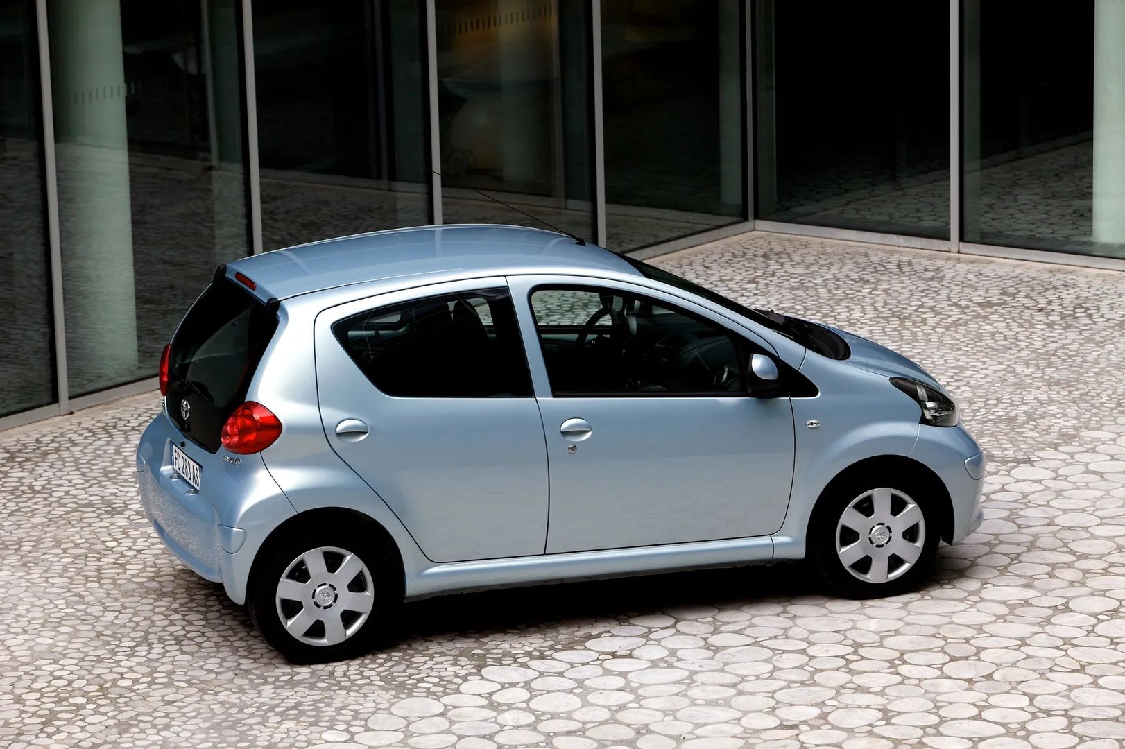 Toyota_Aygo_1_generation__Mini_5-doors__3.jpg