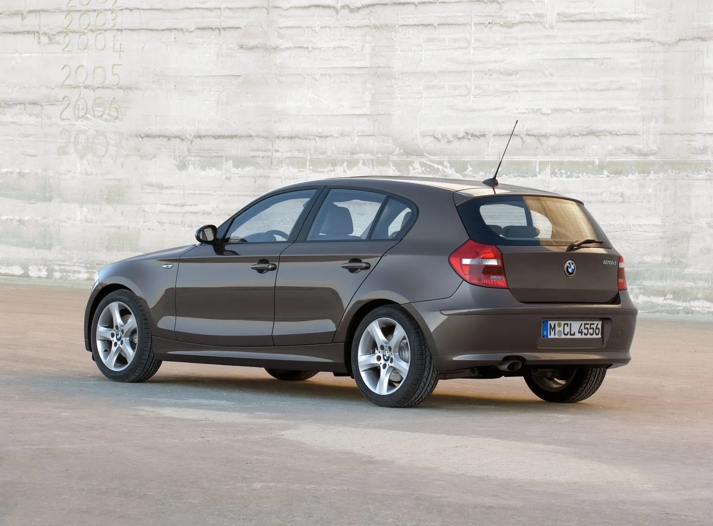 BMW_1_series_1_generation_restyling__Hatchback_5-door__10.jpg