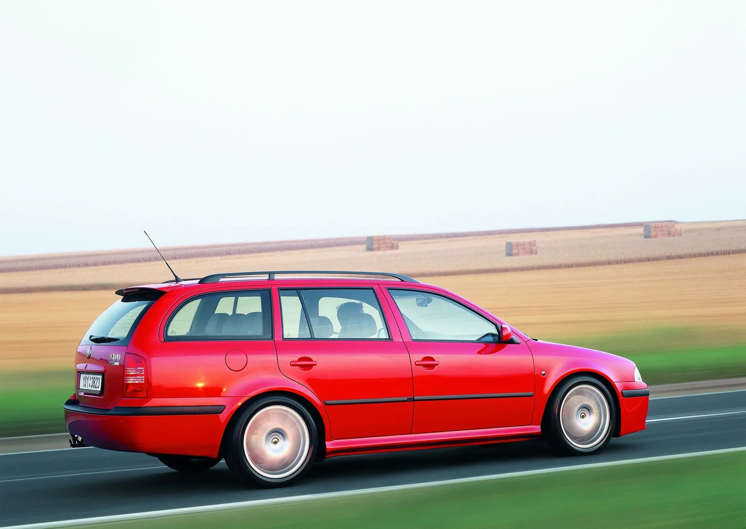 Skoda_Octavia_RS_1_generation__Estate_5-door__2.jpg