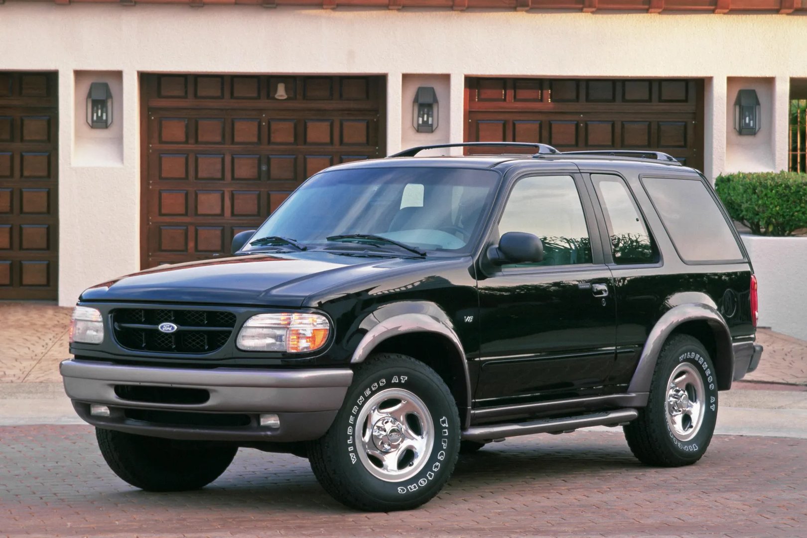 Ford_Explorer_2_generation__SUV_3-doors__3.jpg