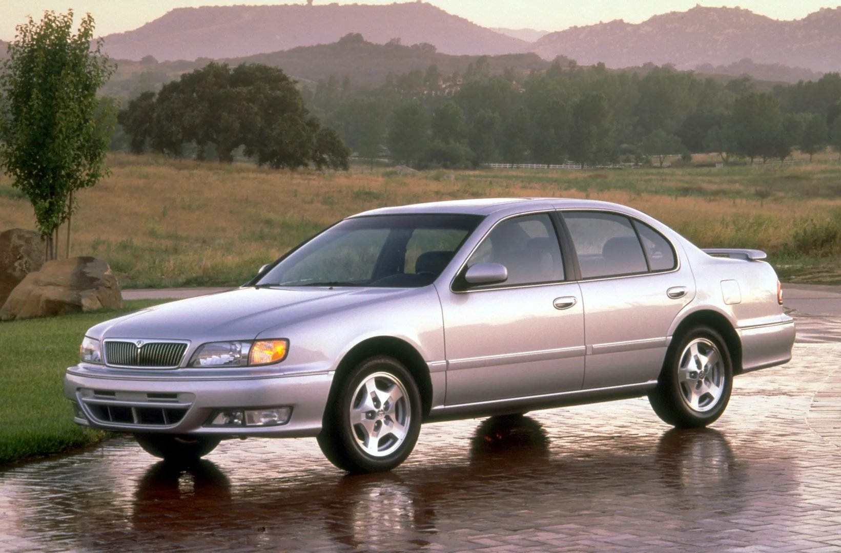 Infiniti_I_1_generation__Sedan__4.jpg