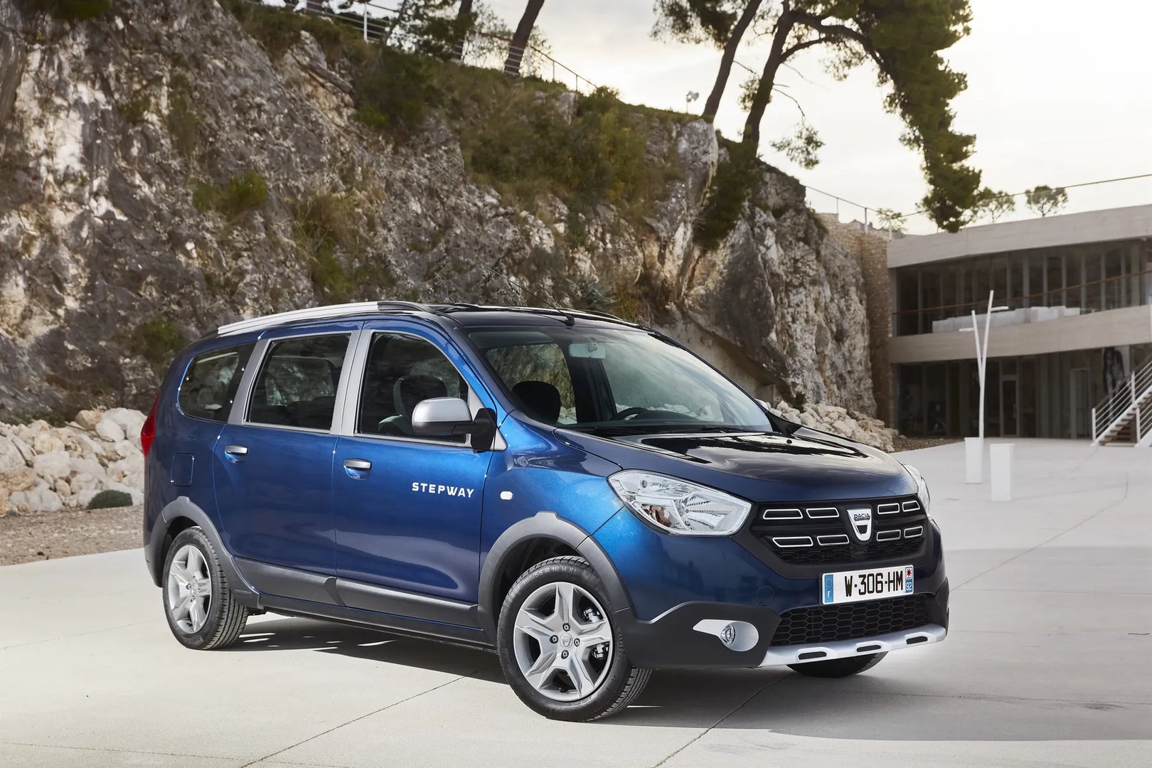 Dacia_Lodgy_Stepway_1_generation_restyling_1__Minivan__9.jpg