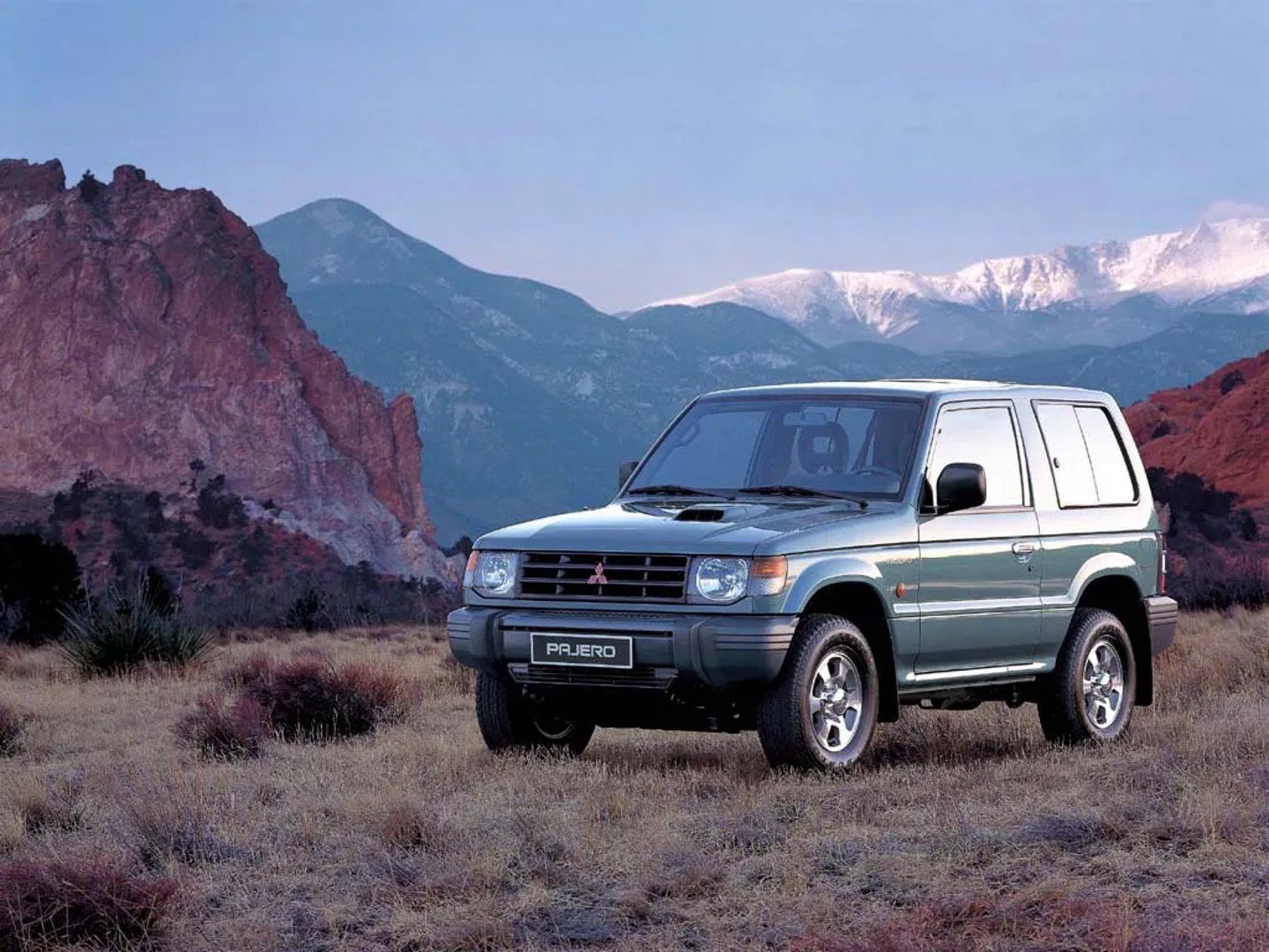 Mitsubishi_Montero_2_generation__SUV_3-doors__4.jpg