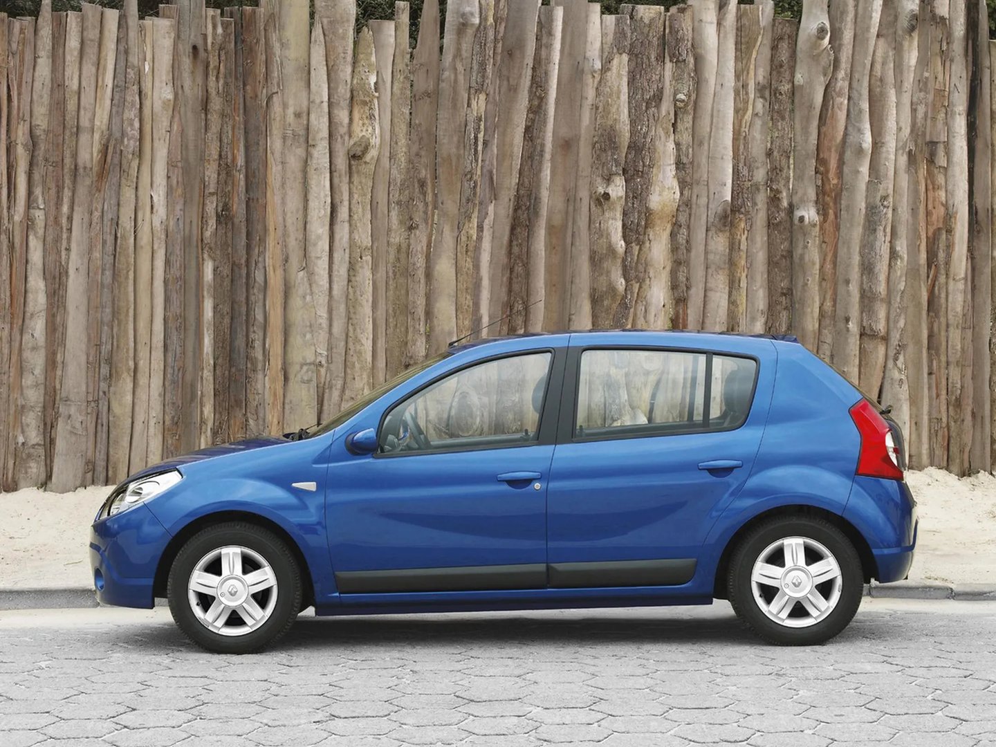 Renault_Sandero_1_generation__Hatchback_5-door__6.jpg