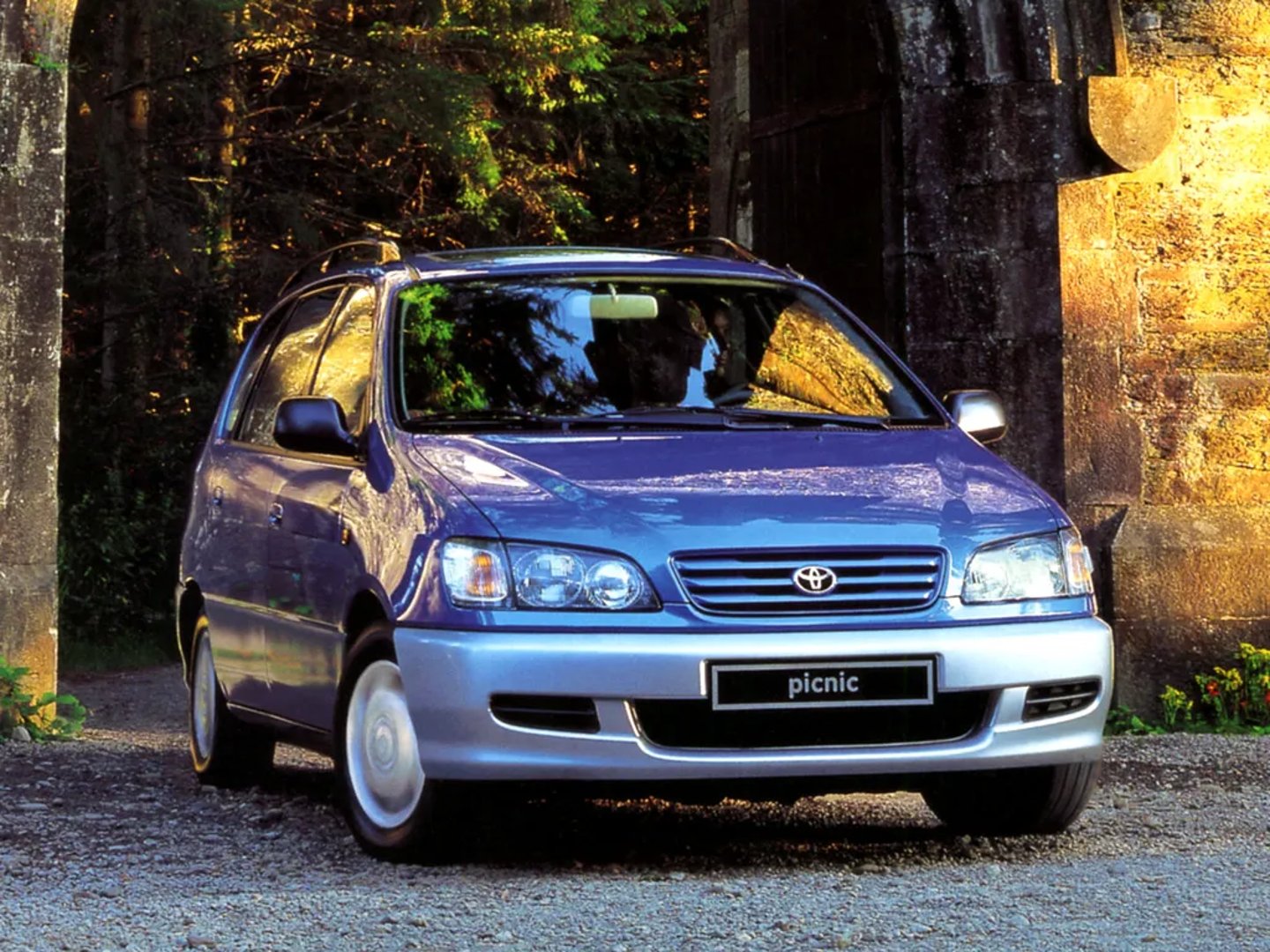 Toyota_Picnic_1_generation__Compact_Van__3.jpg