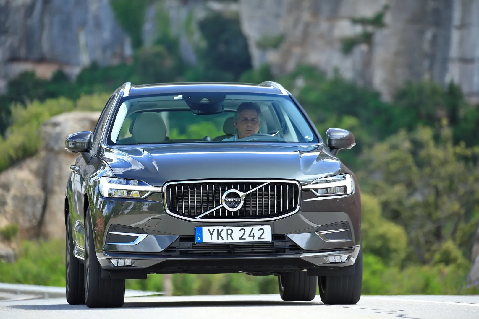 Volvo_XC60_2_generation__SUV_5-doors__13.jpg