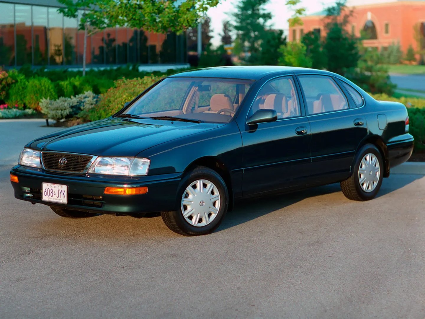 Toyota_Avalon_1_generation__Sedan__2.jpg