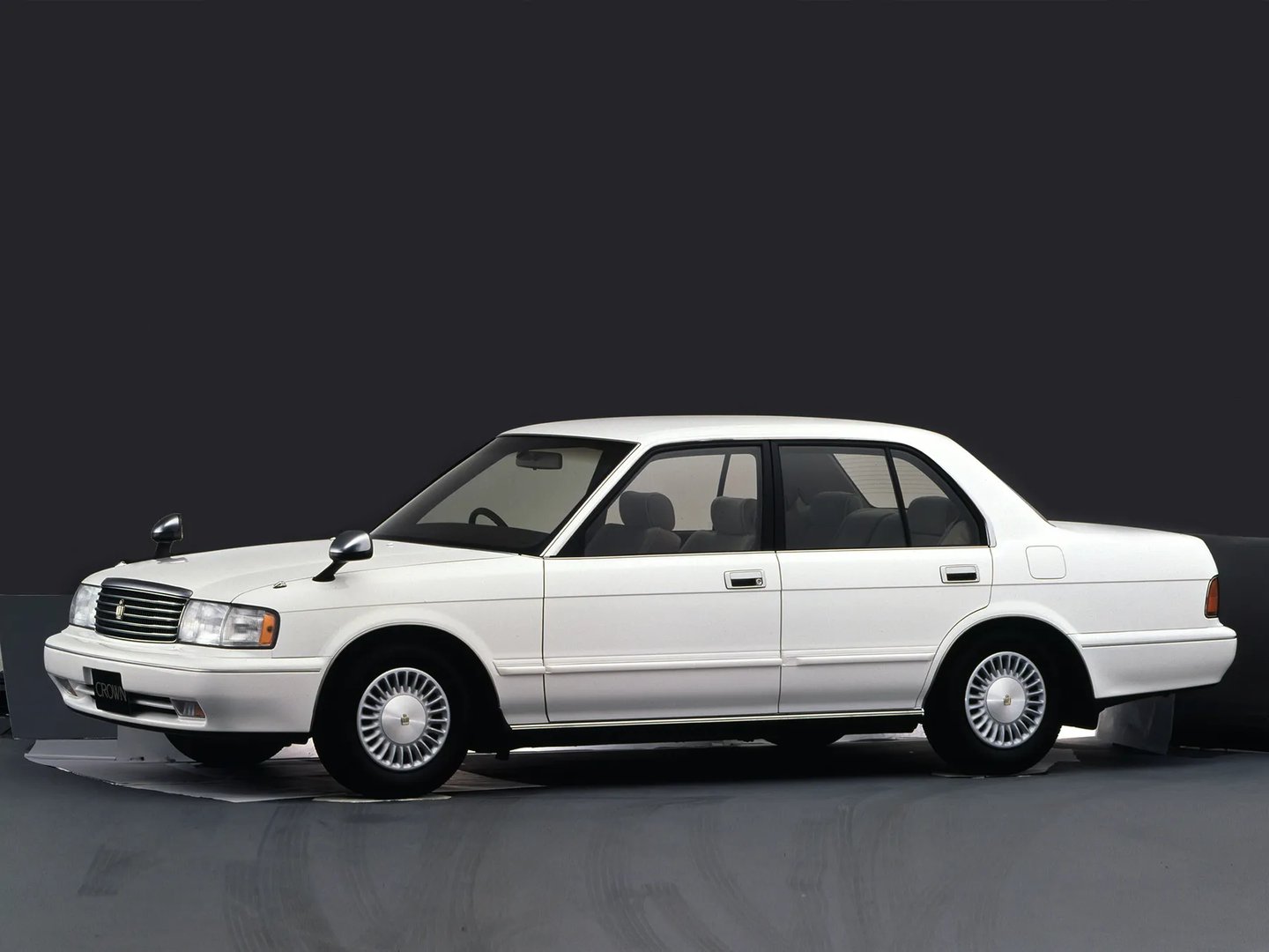 Toyota_Crown_8_generation__Sedan__4.jpg