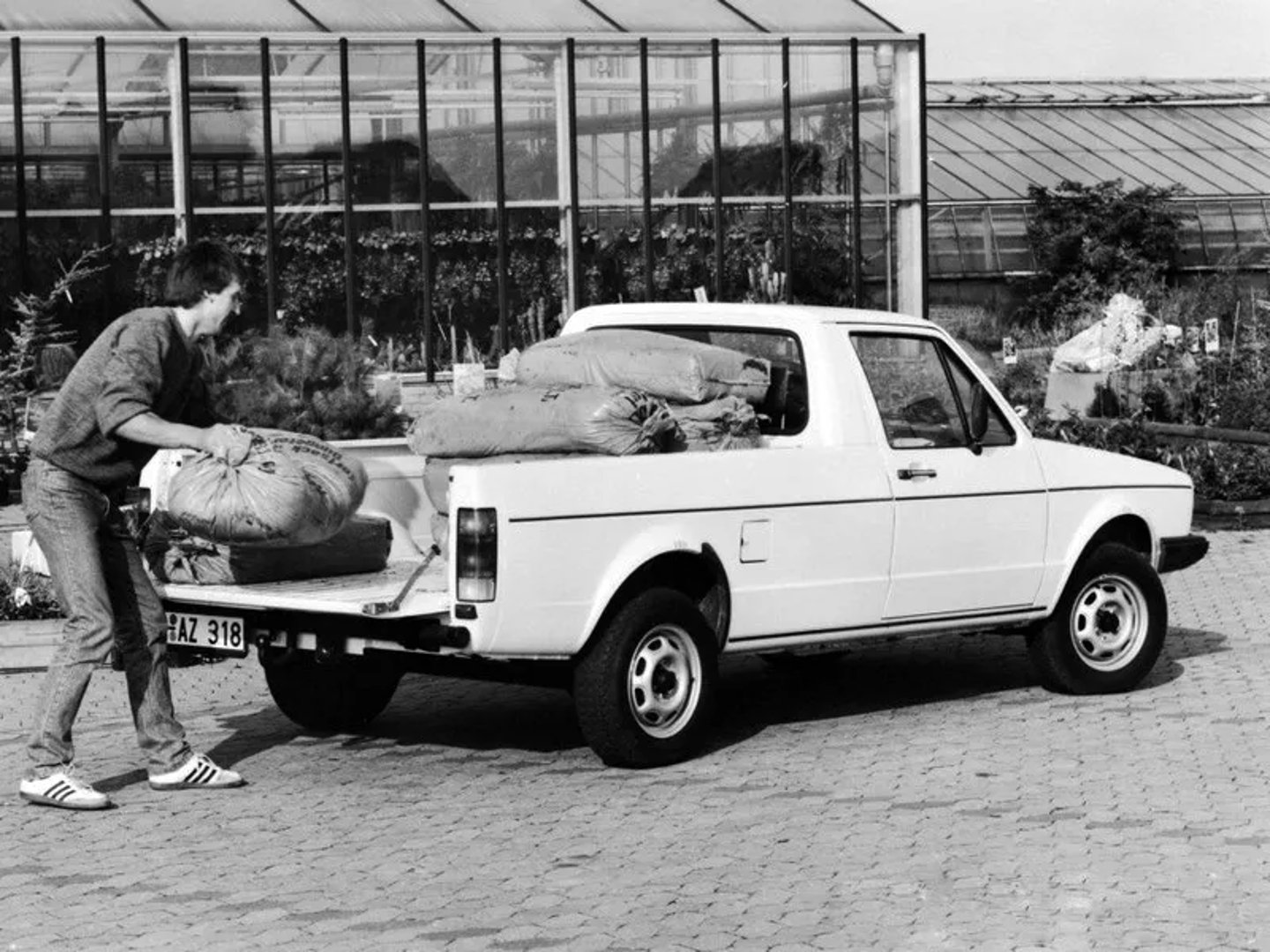 Volkswagen_Caddy_1_generation__Pickup_single-cab__2.jpg