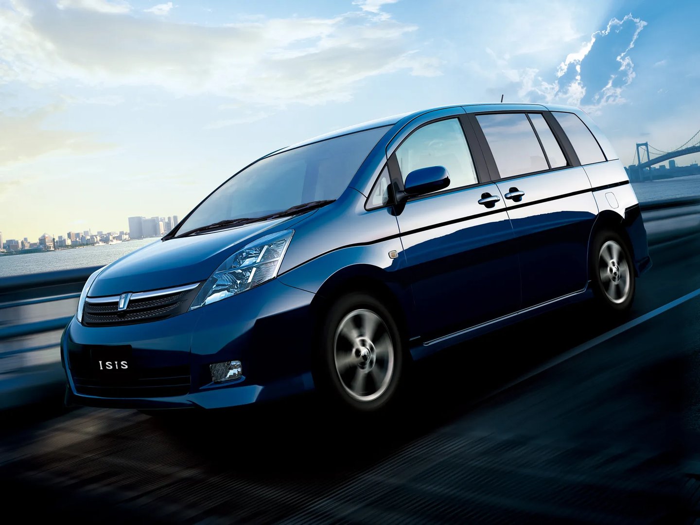 Toyota_Isis_1_generation__Compact_Van__4.jpg