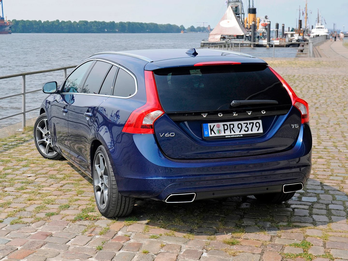 Volvo_V60_1_generation_restyling__Estate_5-door__10.jpg