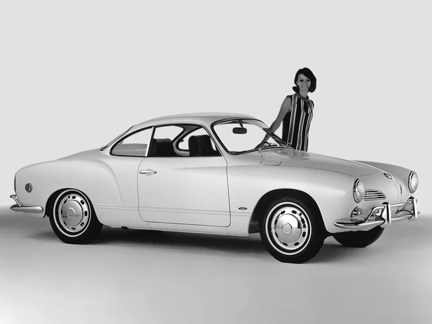 Volkswagen_Karmann-Ghia_1_generation__Coupe__5.jpg