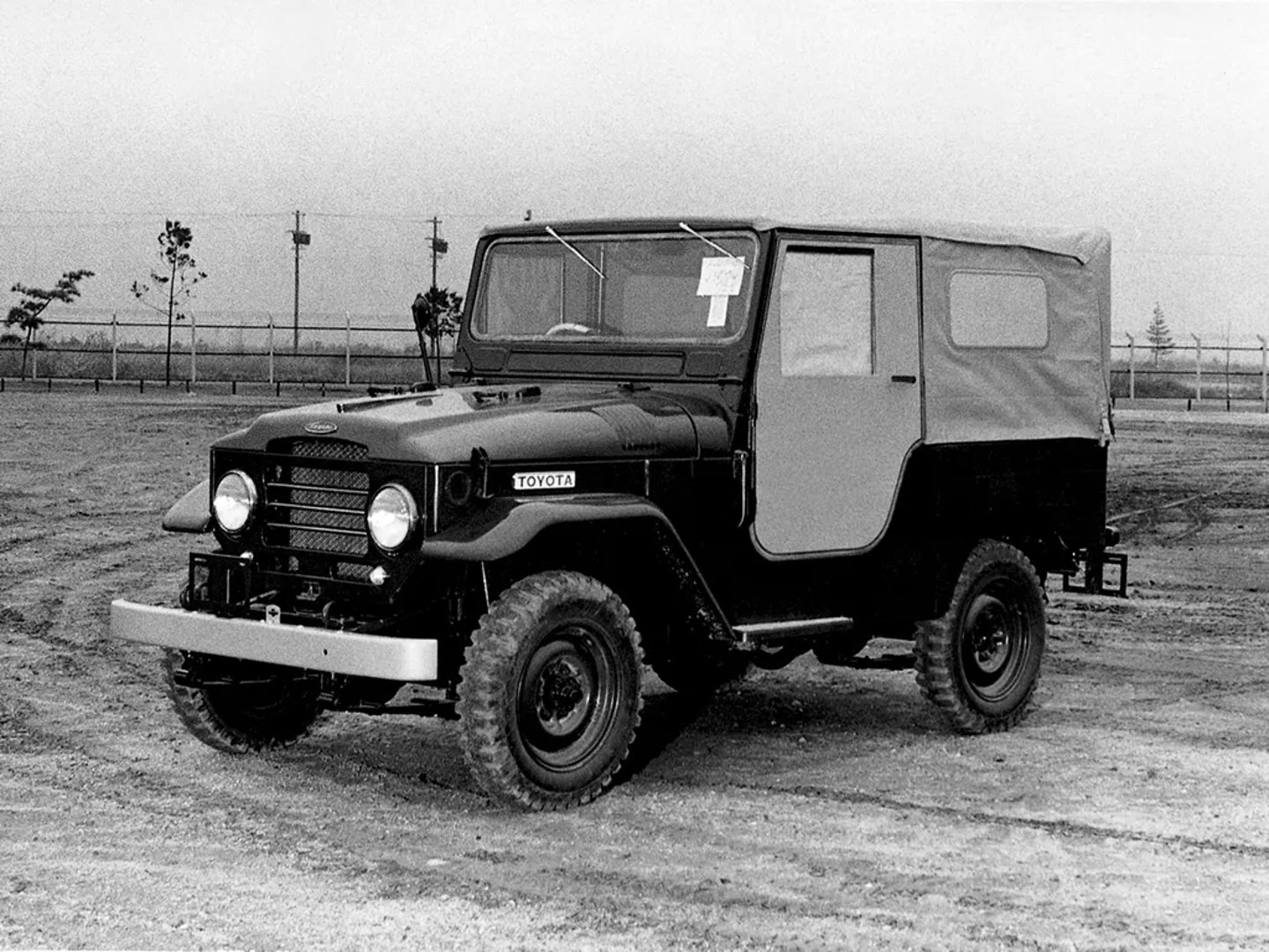Toyota_LC_4_generation__SUV_3-doors__1.jpg