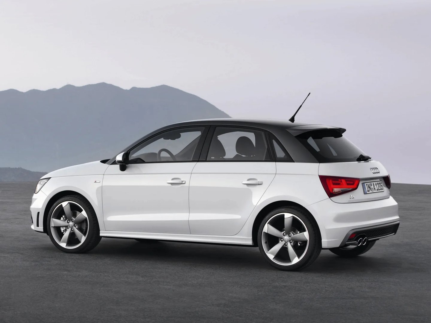 Audi_A1_1_generation__Mini_5-doors__8.jpg