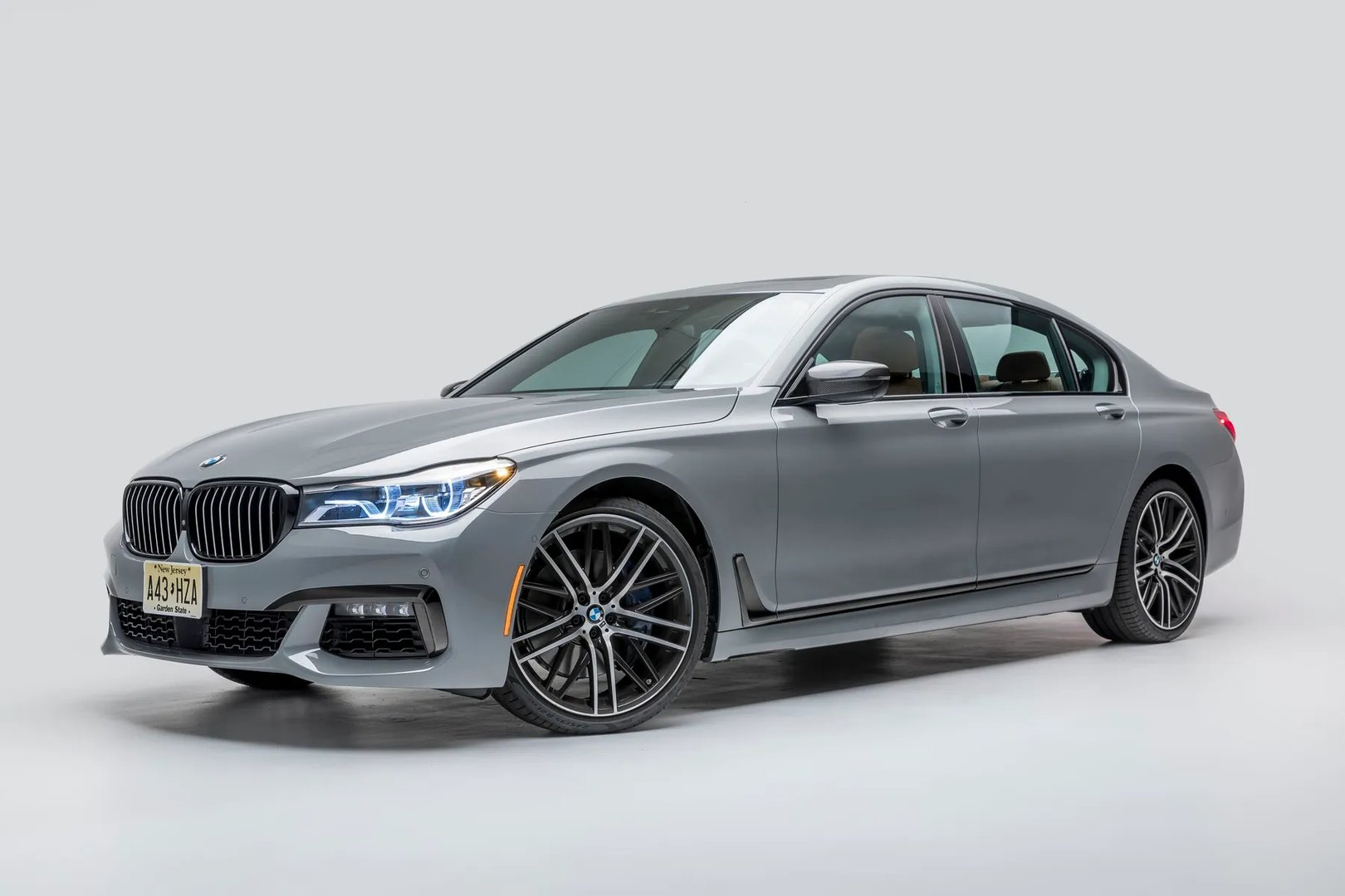 BMW_7_series_6_generation__Sedan__7.jpg