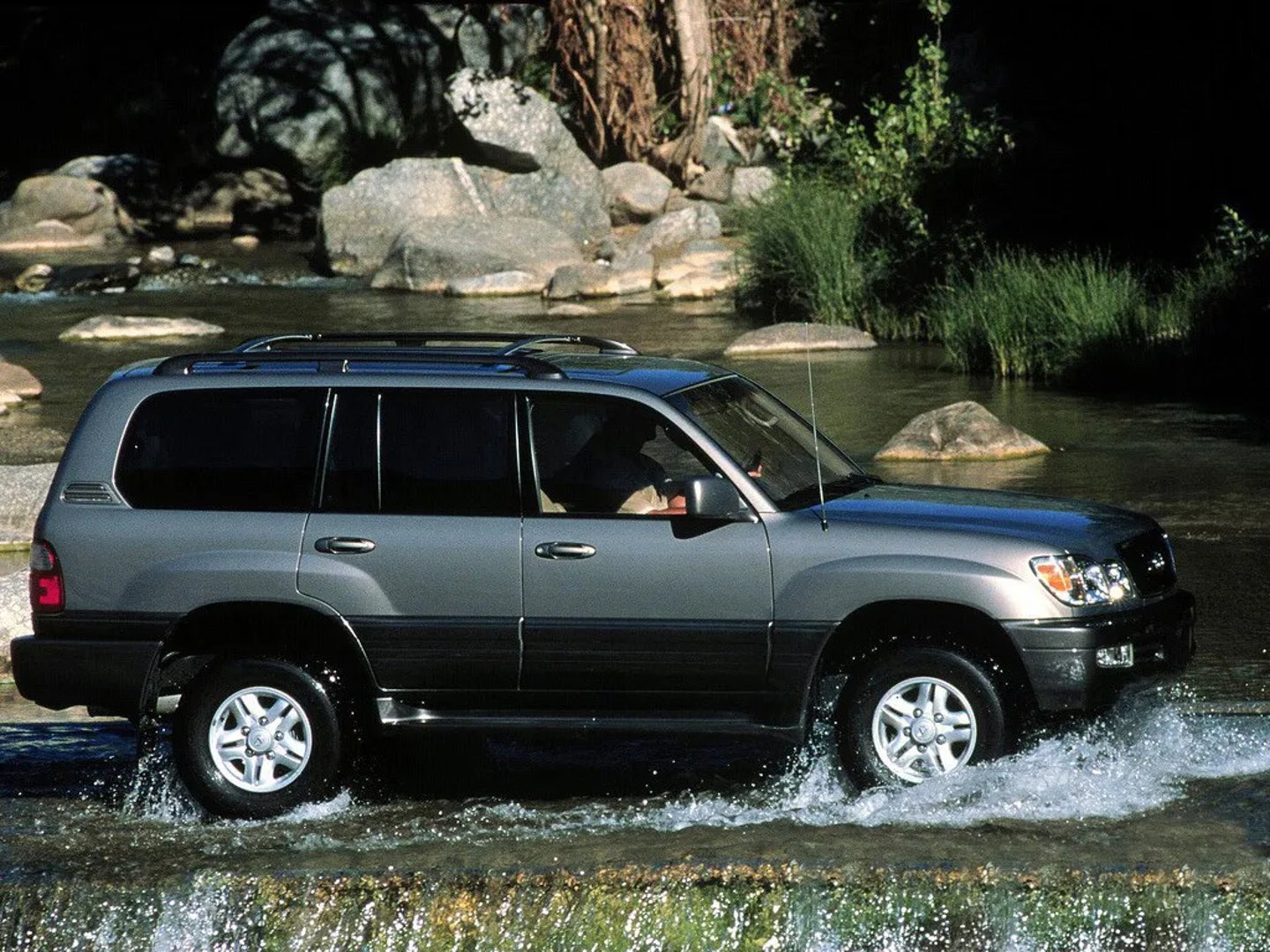 Lexus_LX_2_generation__SUV_5-doors__10.jpg