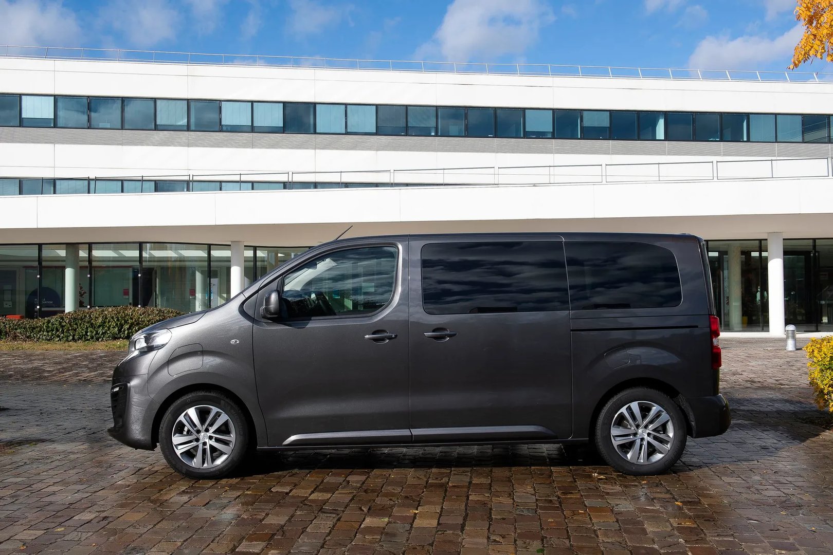 Peugeot_e-Traveller_1_generation__Minivan_Long__7.jpg