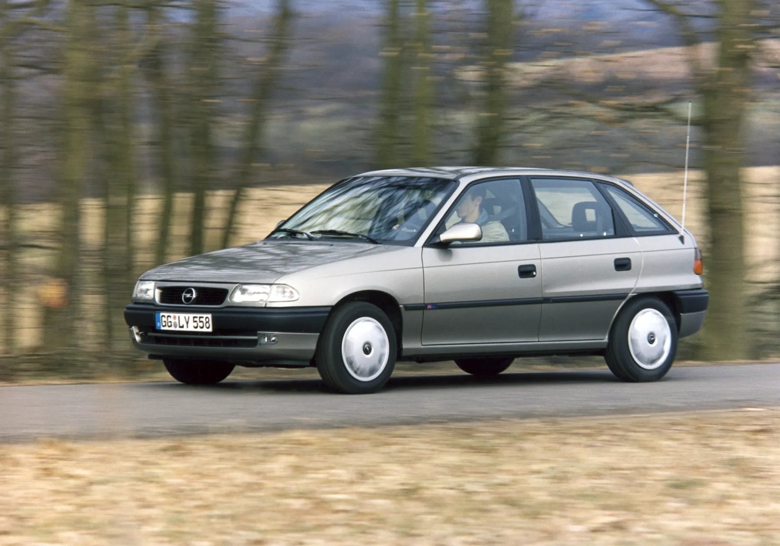 Opel_Astra_1_generation_restyling_1__Hatchback_5-door__8.jpg