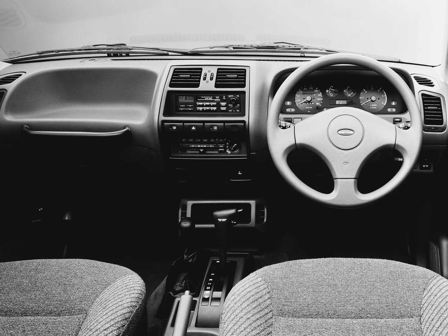 Nissan_Mistral_1_generation__SUV_5-doors__9.jpg