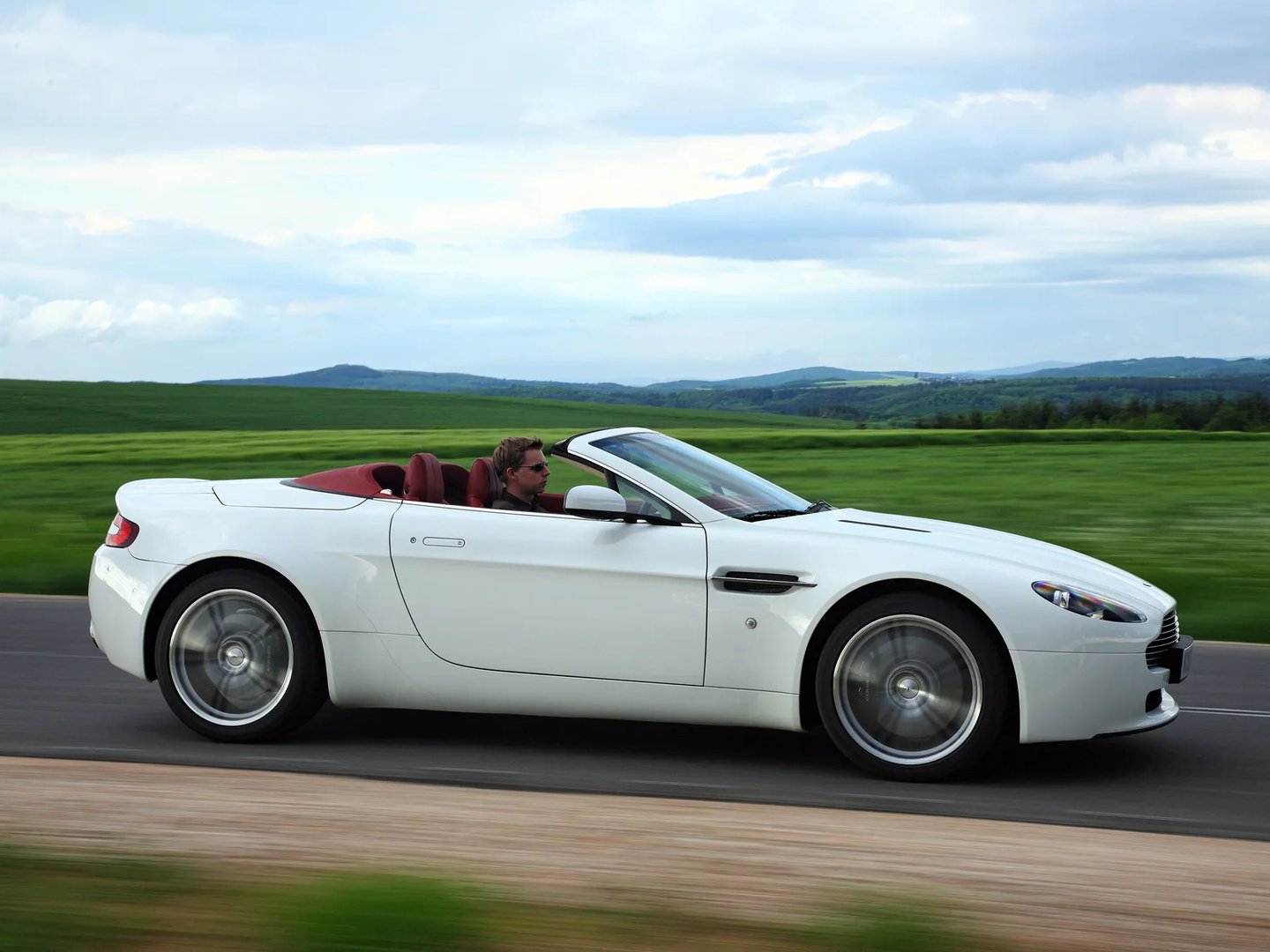 Aston Martin_Vantage_3_generation_restyling__Roadster__12.jpg