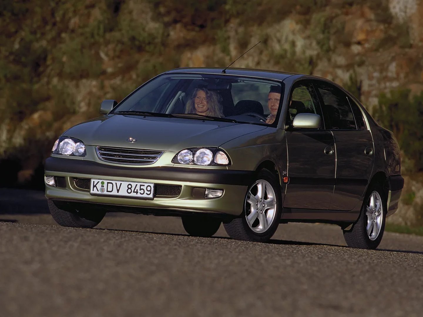 Toyota_Avensis_1_generation__Sedan__2.jpg