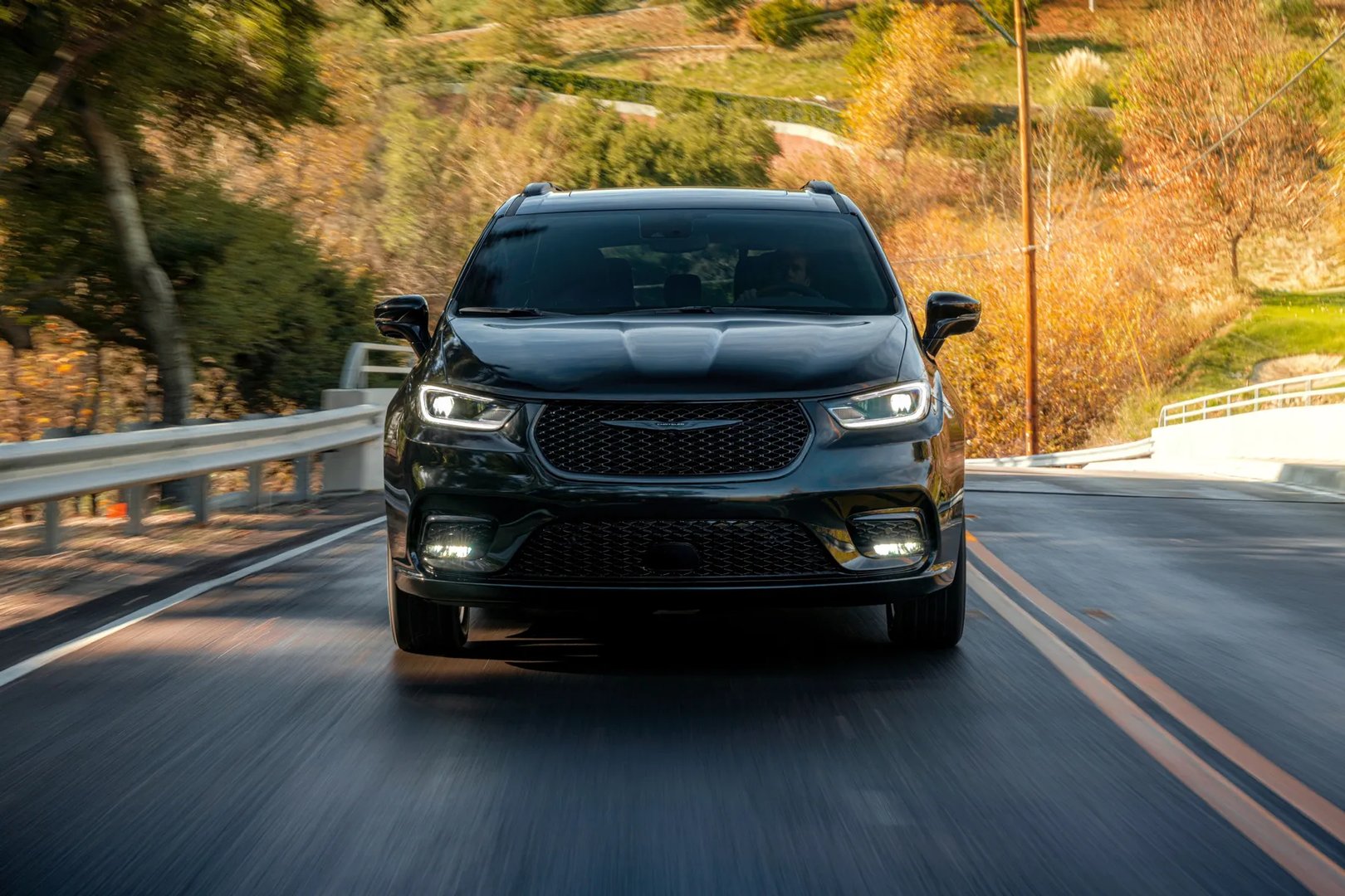 Chrysler_Pacifica_2_generation_restyling__Minivan__11.jpg