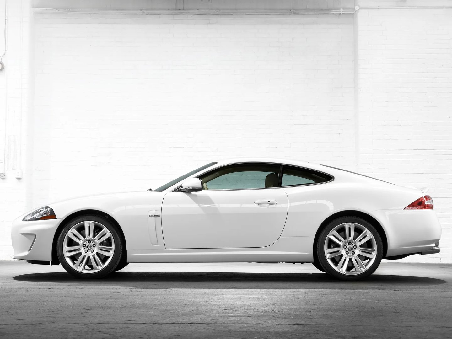 Jaguar_XKR_2_generation_restyling_1__Coupe__4.jpg