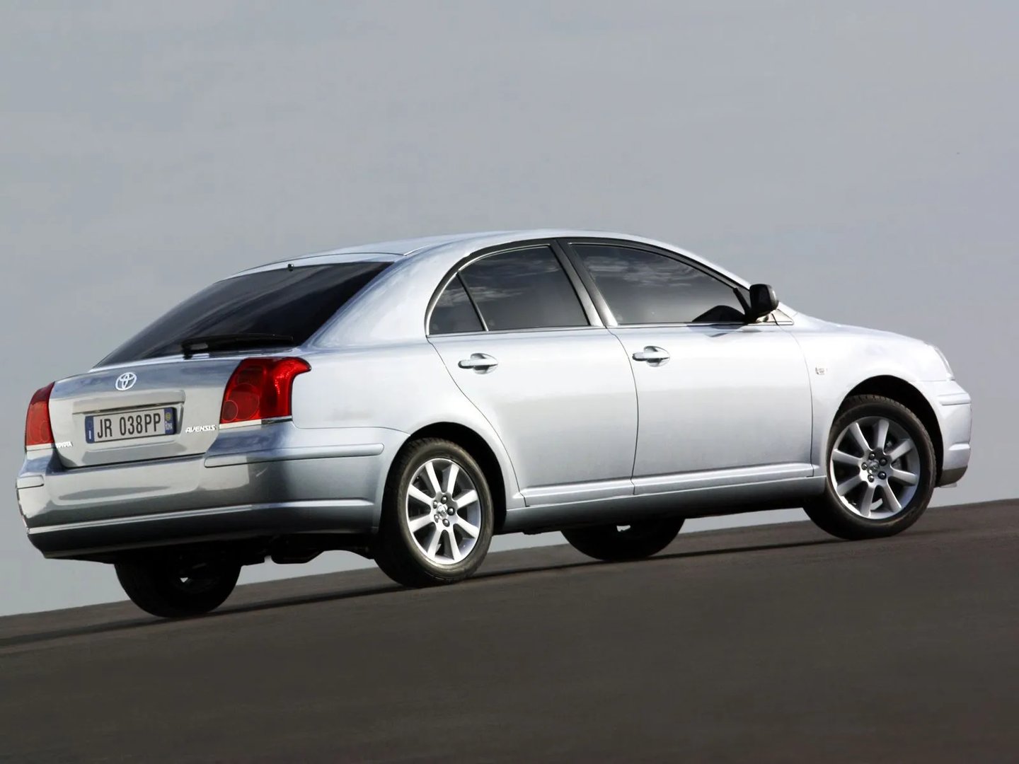 Toyota_Avensis_2_generation__Liftback__2.jpg