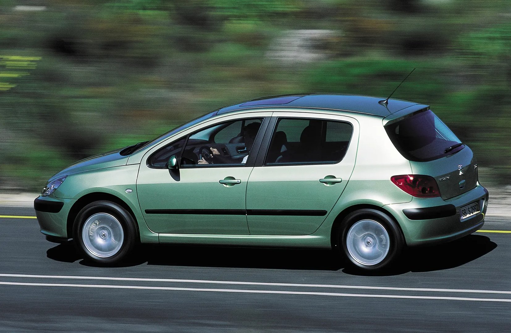 Peugeot_307_1_generation__Hatchback_5-door__1.jpg