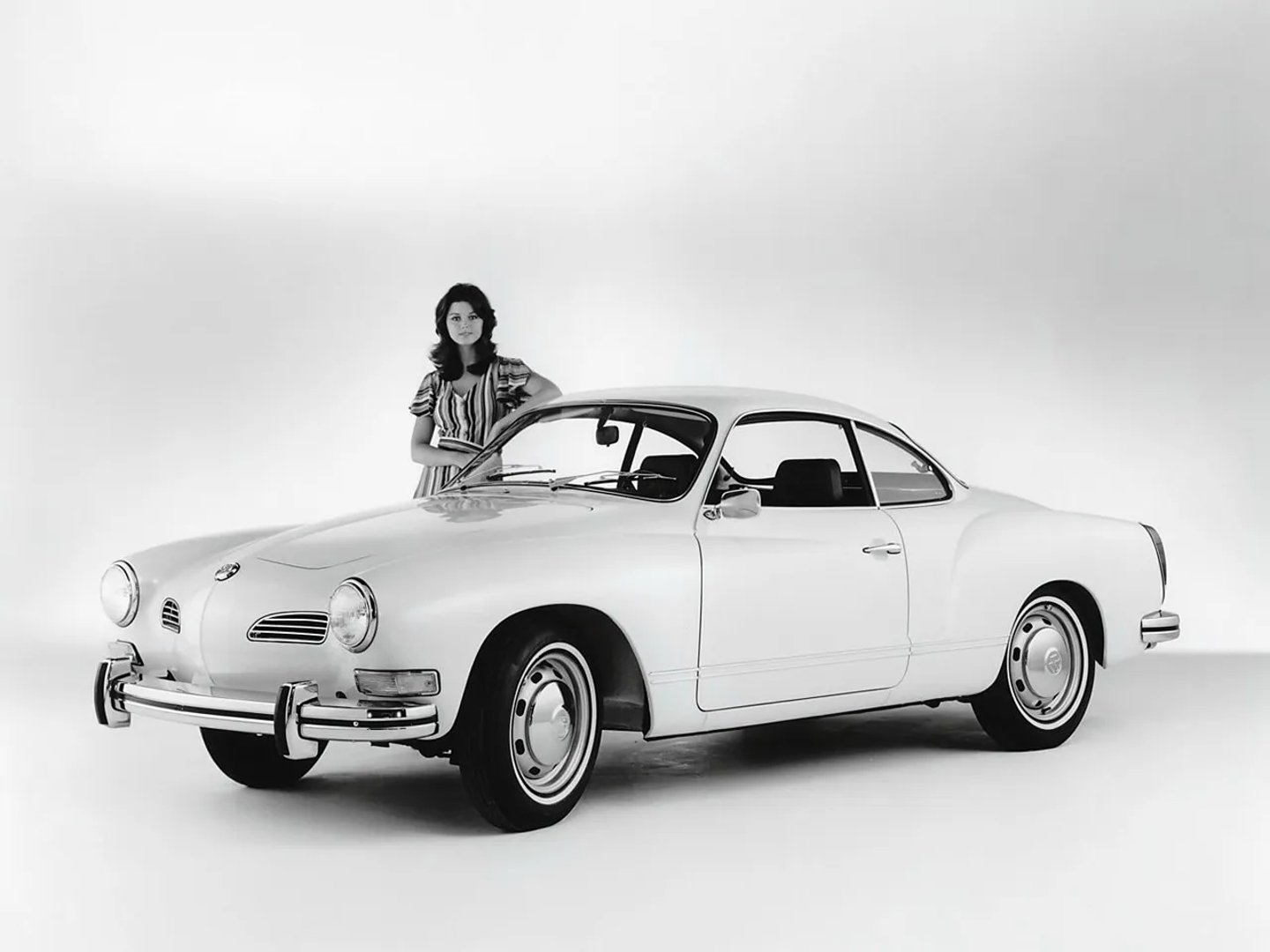 Volkswagen_Karmann-Ghia_1_generation__Coupe__6.jpg