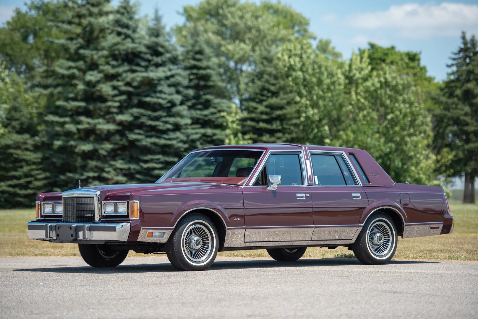 Lincoln_Town_Car_1_generation__Sedan__11.jpg